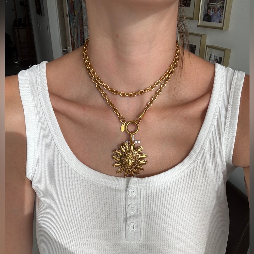 LOT 2269 24K gold plated CHANEL vintage lion head pendant necklace early 80s - Picture 8 of 8